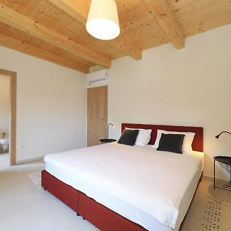 Mira With A Heated Pool And A Sea View Bozava