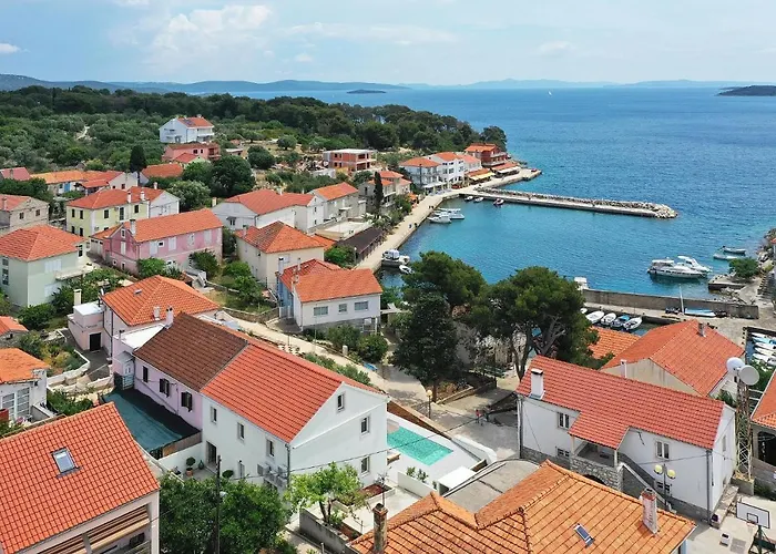 Villa Mira With A Heated Pool And A Sea View