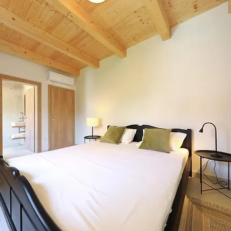Mira With A Heated Pool And A Sea View Bozava