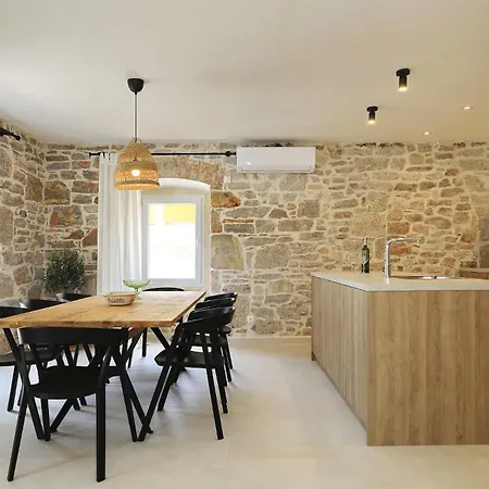 Vila Mira With A Heated Pool And A Sea View Bozava