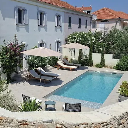 Willa Mira With A Heated Pool And A Sea View Božava